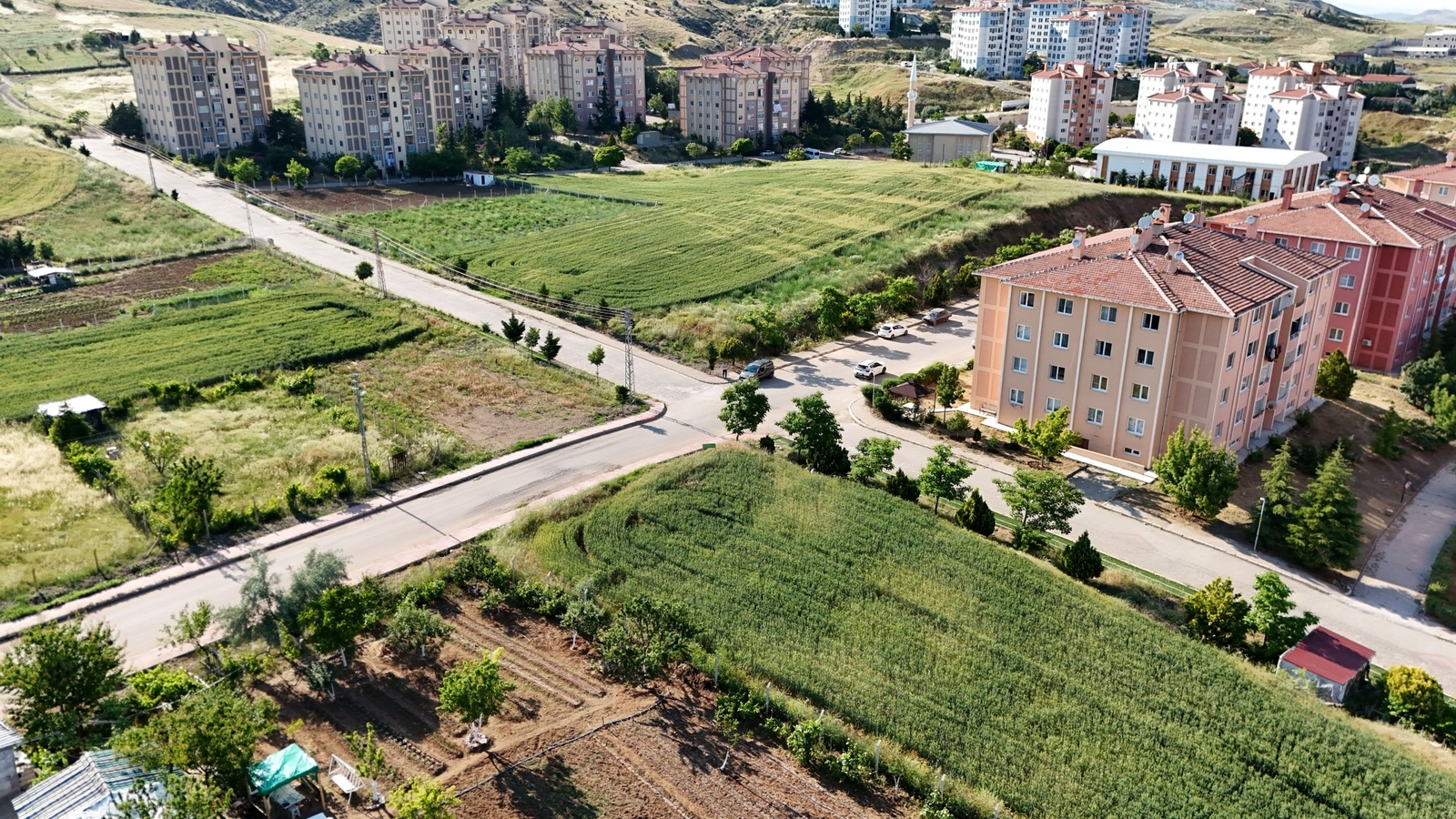 BAHŞILININ EN GÖZDE YERİNDE TOKİ YANINDA DÖRTYOL KÖŞEBAŞI ARSA