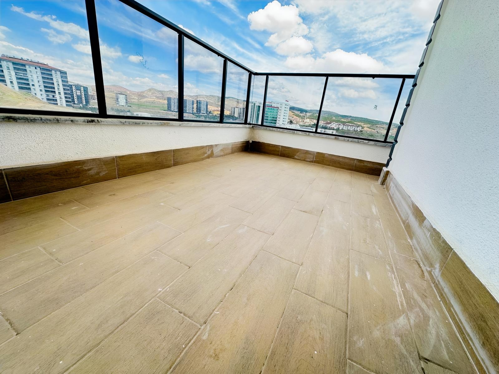 İ&F DEN PODIUM YANINDA SIFIR 3+1 SUPERLUKS ARAKAT DAİRE
