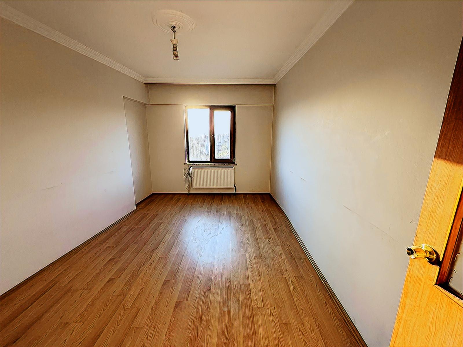 ÇALLİÖZDE İYİ KONUMDA ASANSÖRLÜ BİNADA GENİŞ FERAH DAİRE