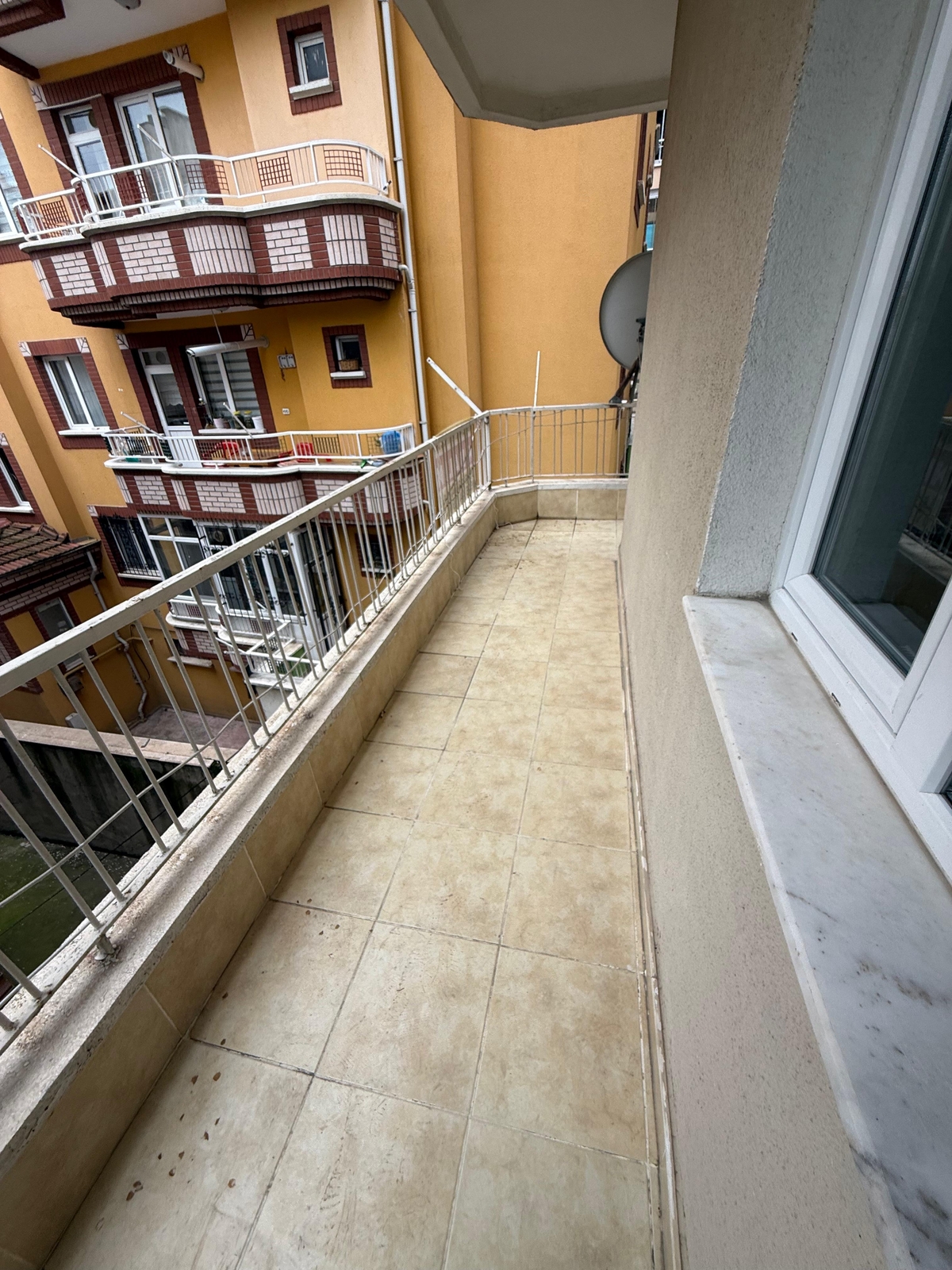 İ&F DEN YAYLACIK TA VALİLİK YAKINI 1.KAT ARAKAT MASRAFSIZ DAİRE