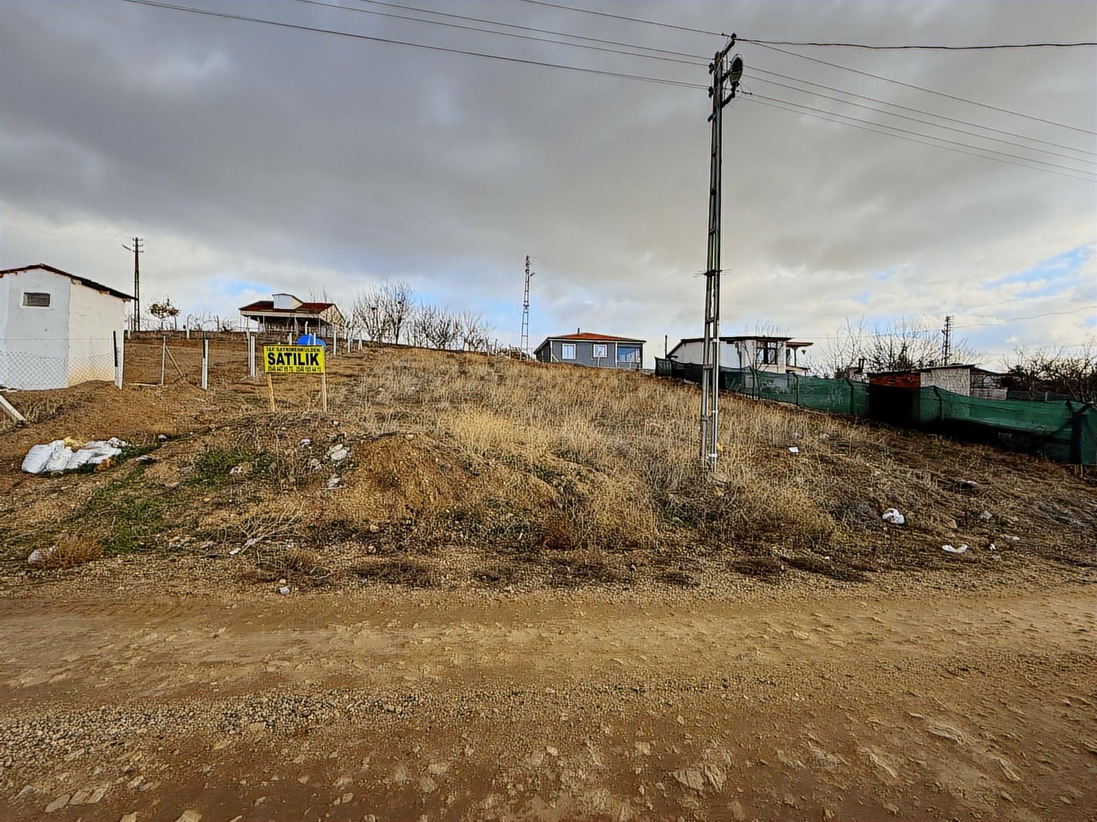 İ&F DEN AHILIDA GÜZEL KONUMDA 550M² SATILIK ARSA